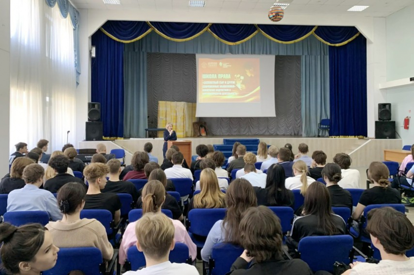 Проект &laquo;Школа права&raquo; продолжает работу в Самарской области: школьникам рассказывают о современных правовых угрозах